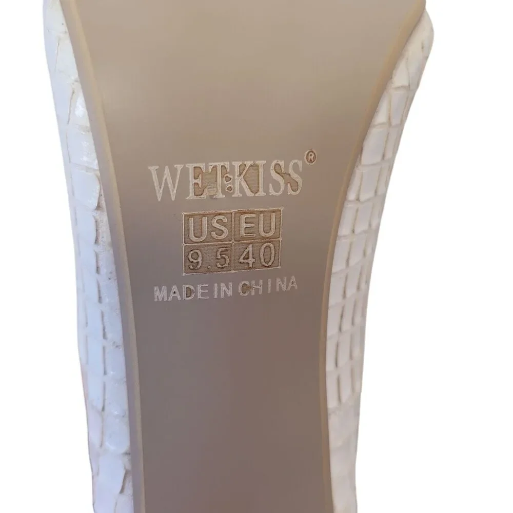 Wetkiss women pointed